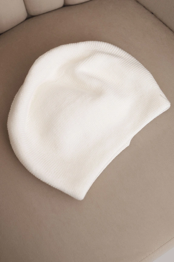 Czapka damska wełniana klasyczna gładka beanie K420 biała