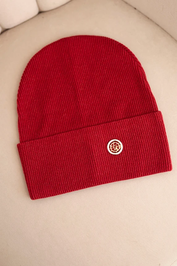 Women's ribbed cap made of modal and viscose with a decorative button burgundy