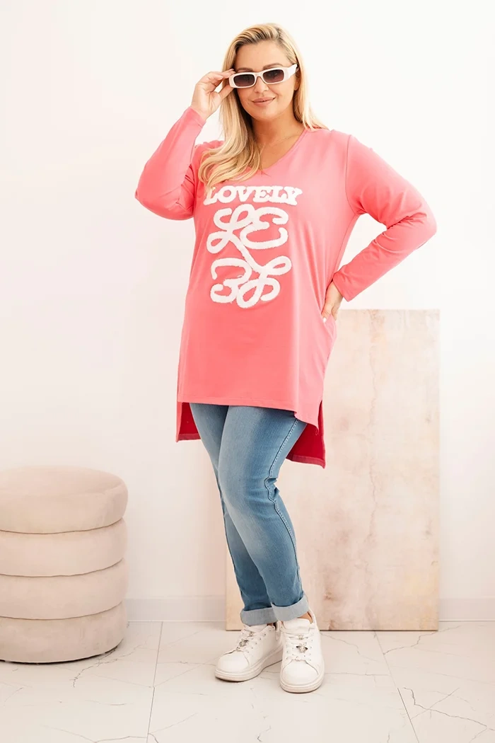 Damenbluse Plus Size aus Baumwolle mit Aufschrift und V-Ausschnitt rosa