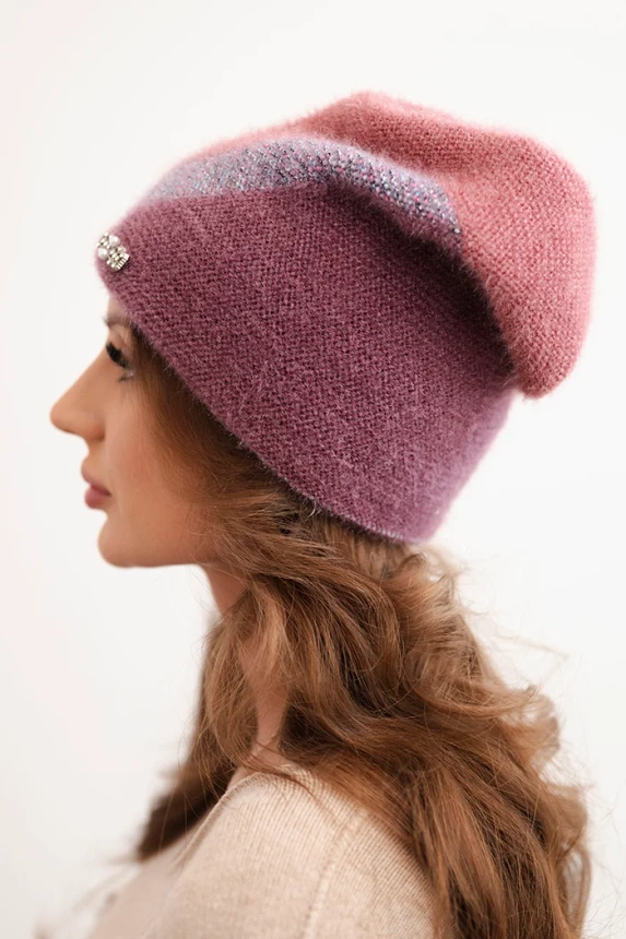 Women's ribbed cap made of modal and viscose with a decorative button ecru