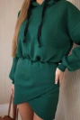 Isoliertes Kleid mit Umschlag unten dunkelgrün