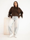 Sweter damski oversize z wiązaniami przy rękawach brązowy