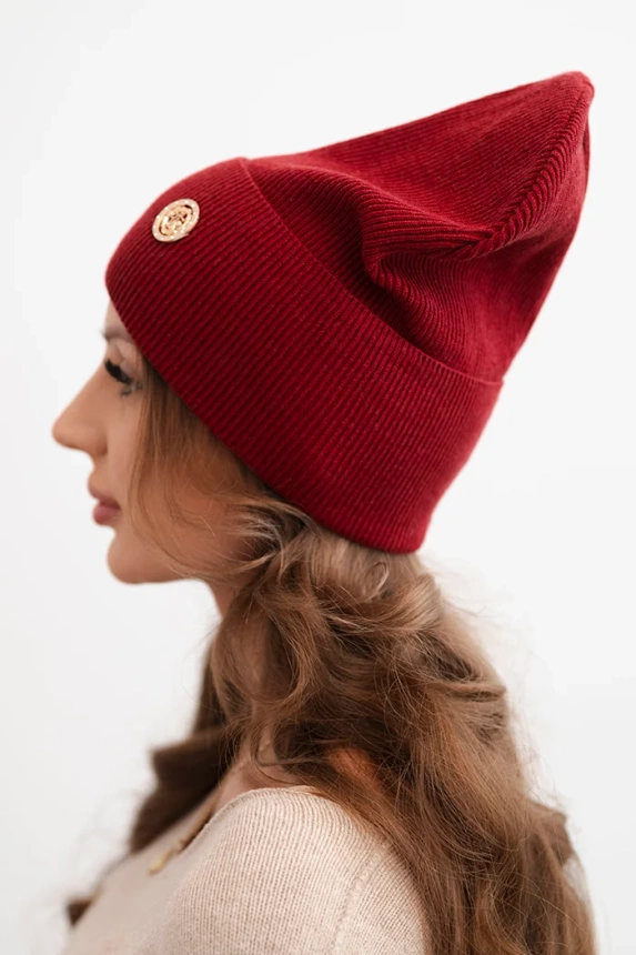 Women's ribbed cap made of modal and viscose with a decorative button burgundy