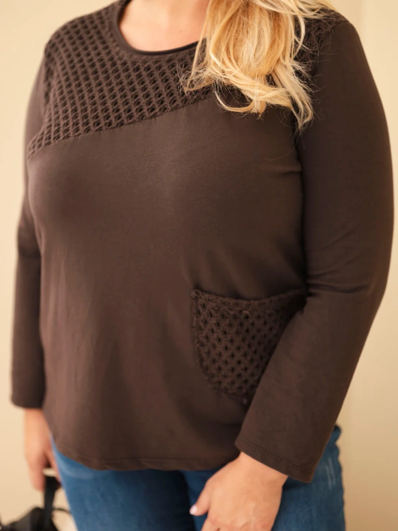 Dámska bavlnená mikina Plus Size s dierkovanou vsadkou a vreckom hnedá