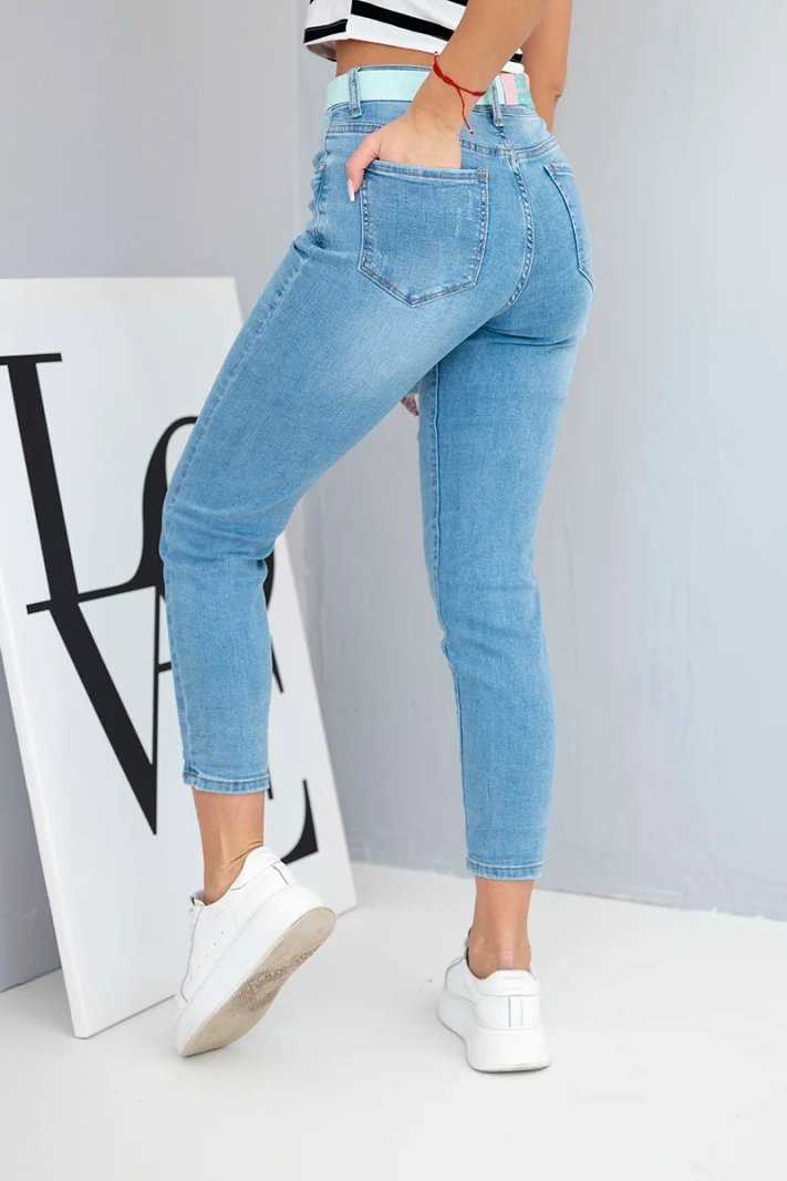 Women's high-waisted jeans pants with a loose leg