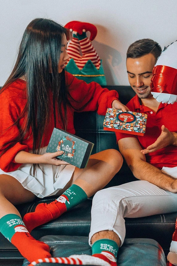 Skarpetki unisex świąteczne w pudełku – zestaw 2 par z Mikołajem i paskami
