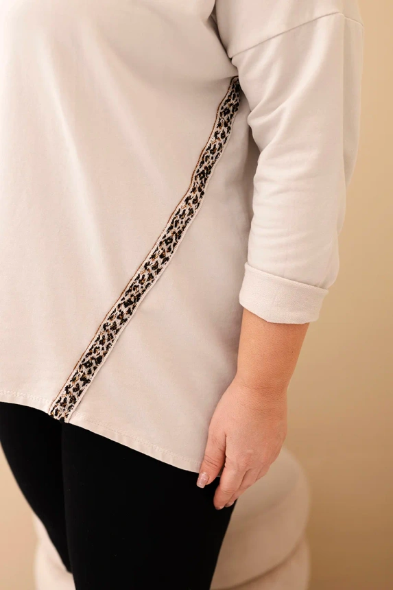 Dámska blúzka Plus Size bavlnená s vyhrnutým rukávom a lampasom v tigrovom vzore béžová