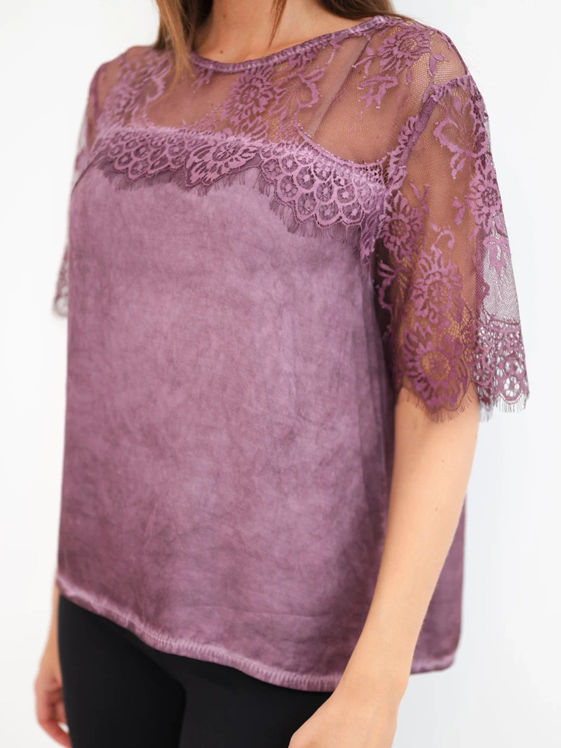 Damenbluse aus Viskosesatin mit Spitze und kurzen Ärmeln Pflaume