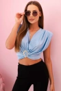 Damenbluse mit tiefem Ausschnitt und dekorativem Detail blau