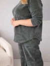 Moteriškas komplektas Plus Size iš veliūrinio viskozės su plačiomis kelnėmis ir džemperiu khaki spalvos