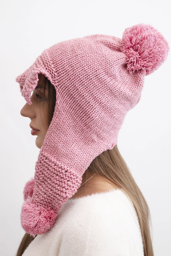 Czapka damska zimowa z wełną z daszkiem i pomponami K475 różowa