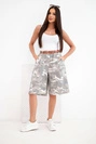 Damen-Shorts mit Gürtel und Camouflage-Muster für den Sommer beige