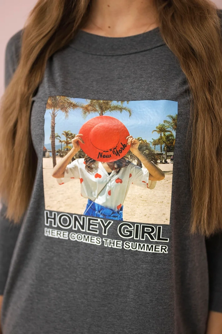 Šaty s potiskem Honey girl v grafitové barvě