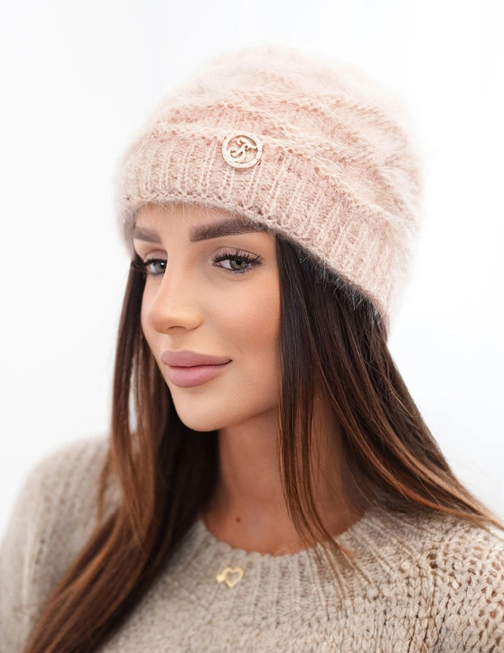 Damenmütze flauschig mit dekorativem Emblem dunkelbeige