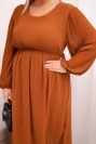 Moteriška plisėta suknelė Plus Size iš viskozės su ilgomis rankovėmis kamelinių spalvų