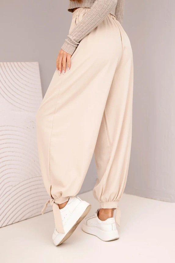 Damenhose mit weitem Bein und Bindung am Saum beige