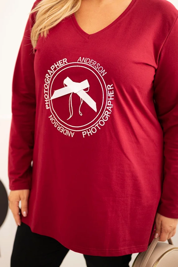 Moteriška palaidinė su ilgesne nugara ir spauda bordo