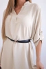 Kleid mit längerem Rücken und Gürtel beige