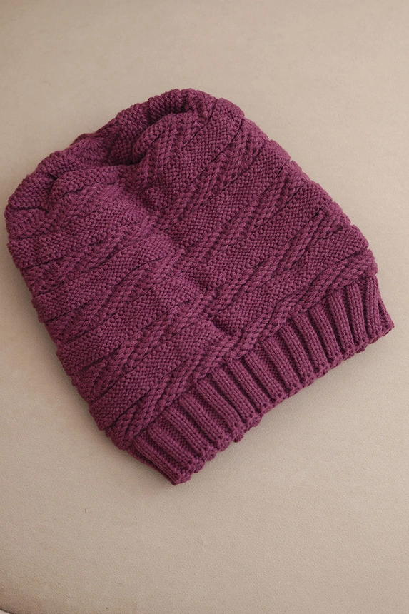 Damenwintermütze mit klassischem Rippstrick K439 dunkelviolett