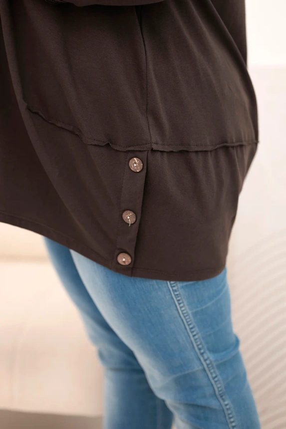 Damenbluse Plus Size aus Baumwolle mit dekorativen Knöpfen und hochgekrempelten Ärmeln braun