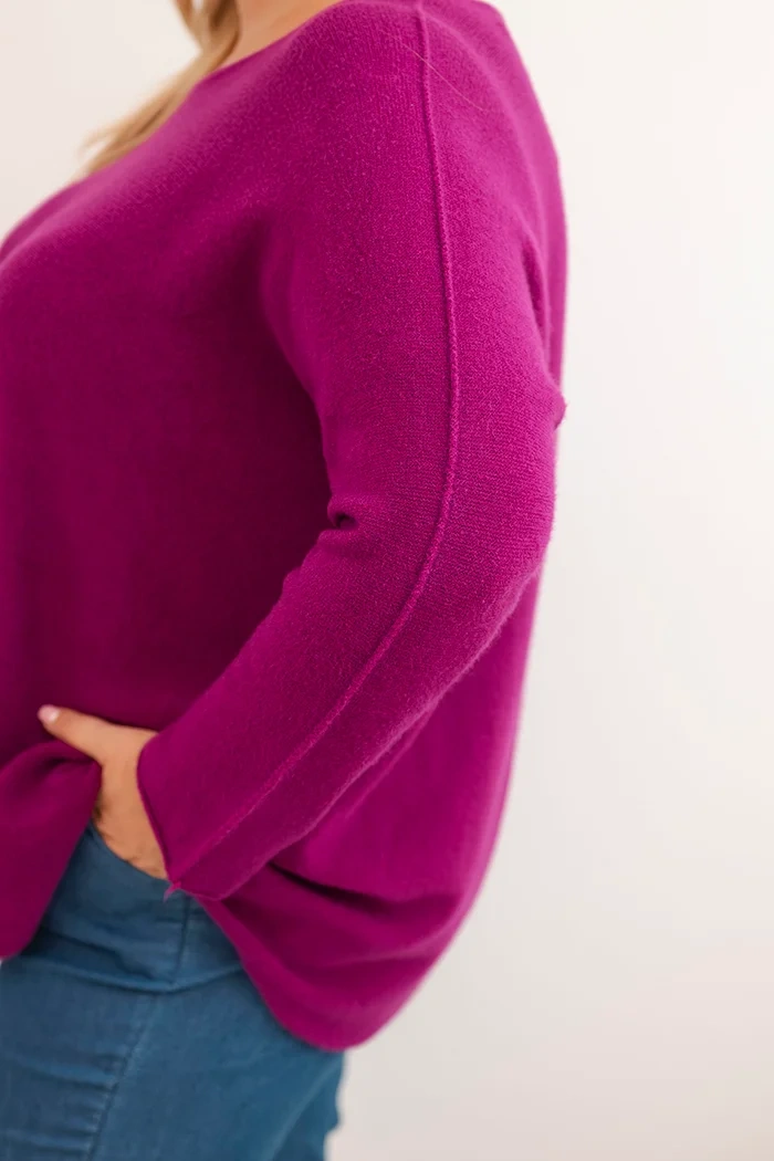 Dámsky sveter plus size s lodičkovým výstrihom tmavo fialový