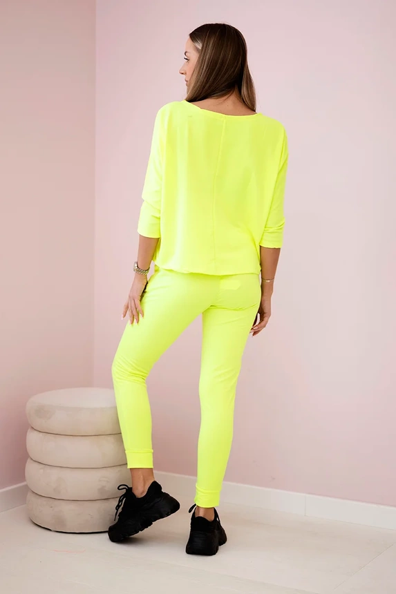 Set with Queen print yellow neon