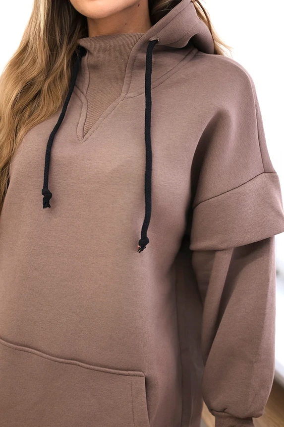 Isoliertes Sweatshirt mit halbem Reißverschluss mocca