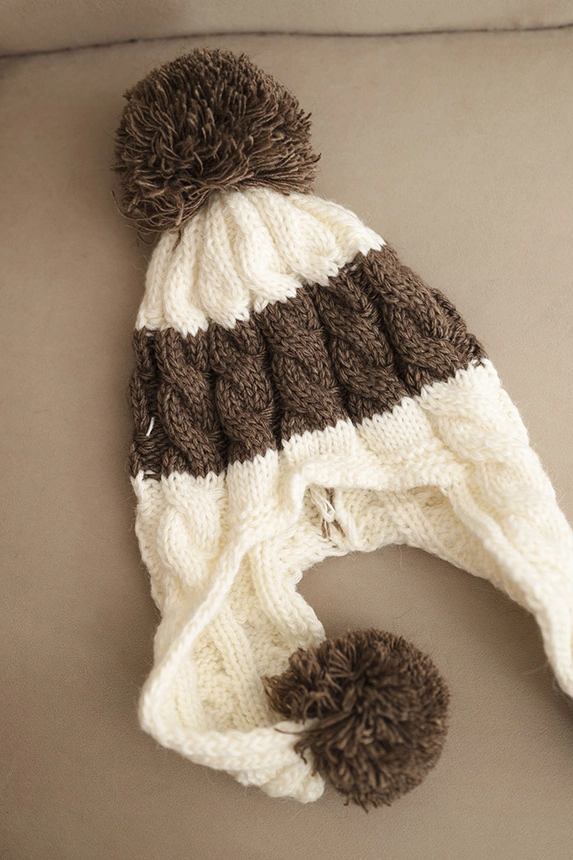 Damenwintermütze aus Wolle mit Pompons und Ohrenschützern K447 ecru + mocca