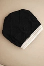 Dámská zimní čepice z vlny s proplétaným vzorem K443 černá + béžová