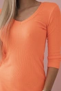 Šaty sú vybavené s výstrihom oranžový neón