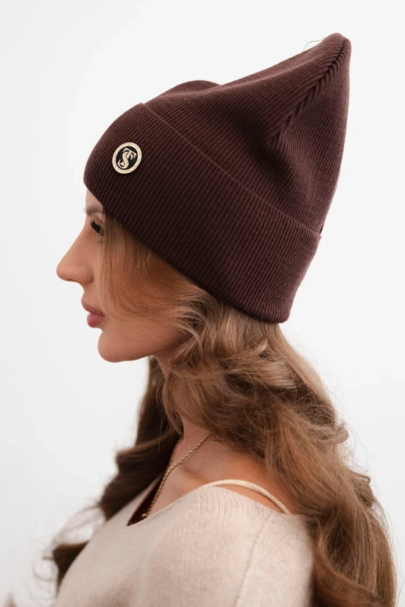 Women's ribbed cap made of modal and viscose with a decorative button brown