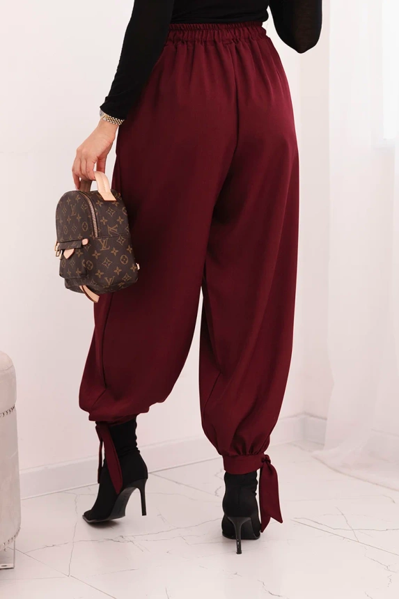 Damenhose mit weitem Bein und Bindung am Saum bordeaux