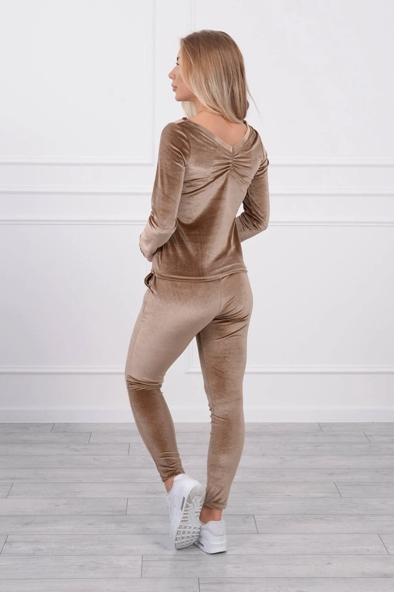 Velor set with ruffles at the back brown