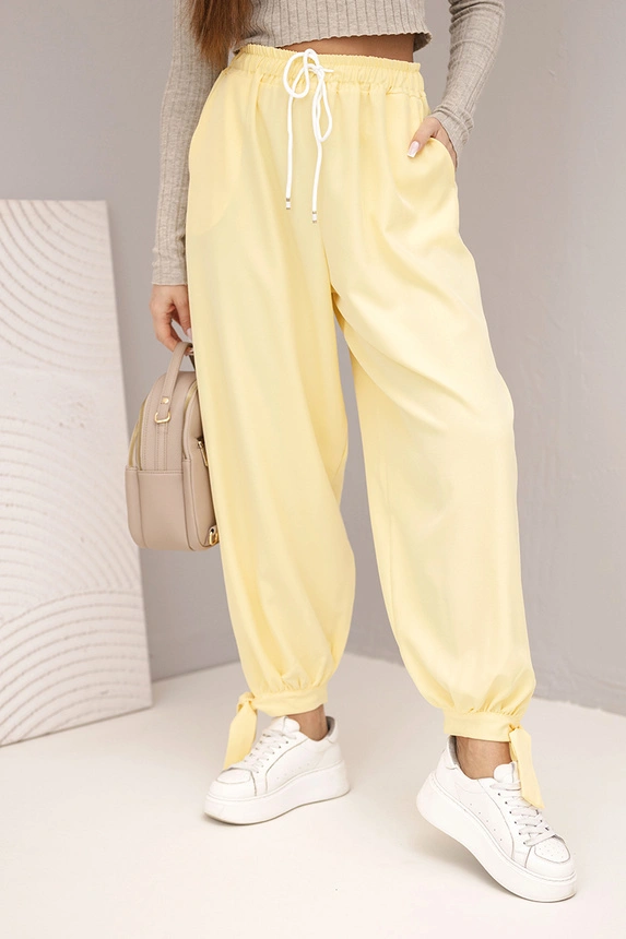 Damenhose mit weitem Bein und Bindung unten gelb