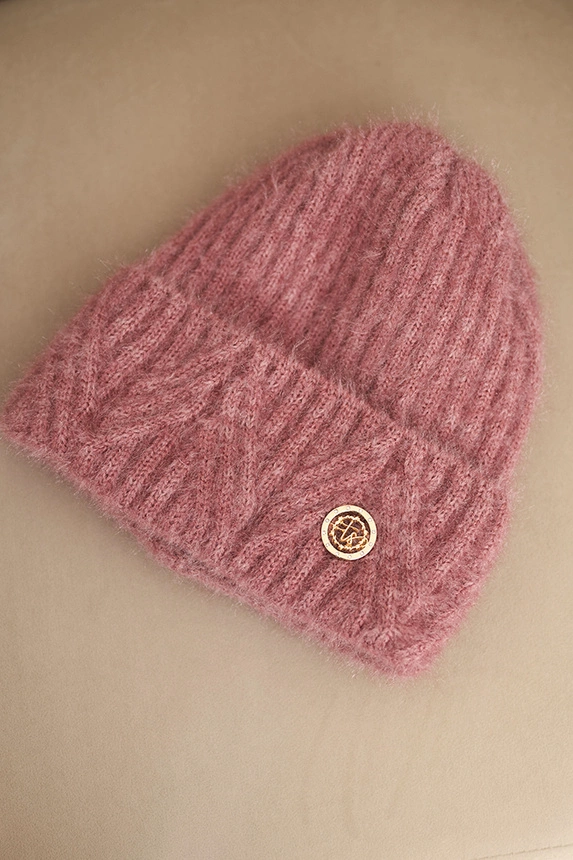 Damen Wintermütze aus flauschigem Strick und mit elegantem Knopf dunkelrosa