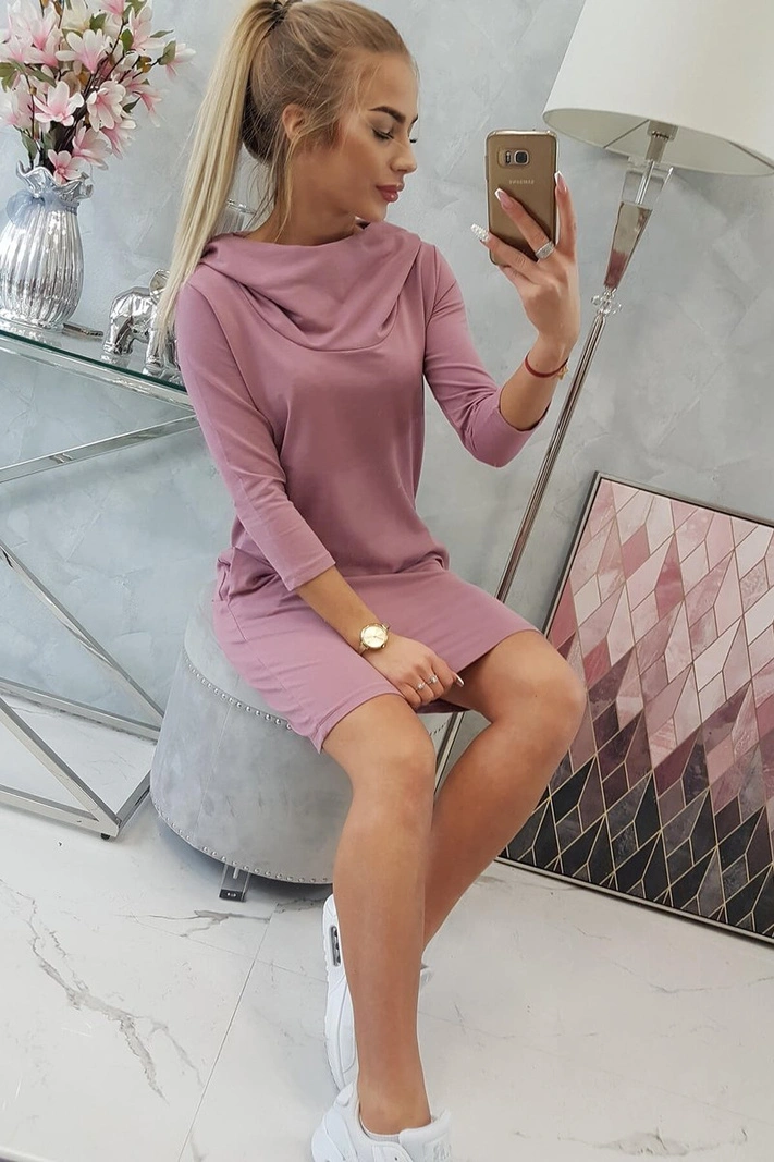 Šaty s kapucňou a vreckami tmavo ružová