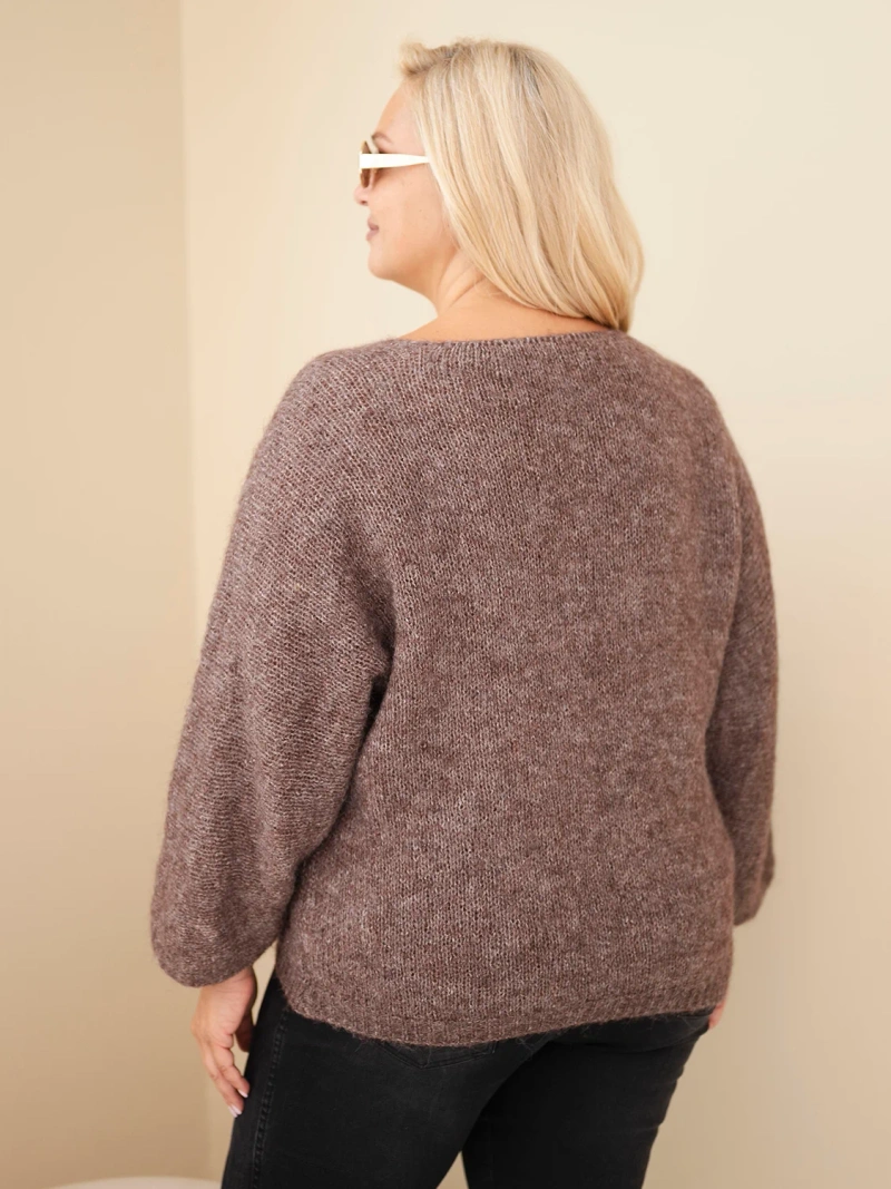 Moteriškas megztinis Plus Size su V formos iškirpte ir plačiu rankovu mocca