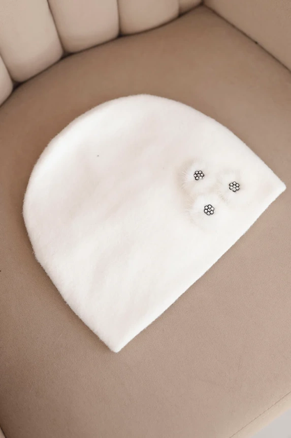 Dámska čiapka s ozdobnými kožušinovými kvetmi elegantná biela