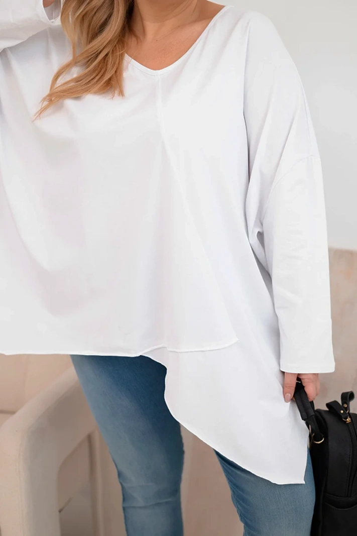 Moteriška medvilninė bluzonė Plus Size su asimetriniu apačiu ir V formos iškirpte balta