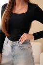 Dámska blúzka basic so štvorcovým výstrihom a dlhým rukávom čierna