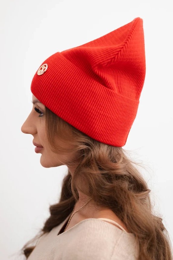 Women's ribbed cap made of modal and viscose with a decorative button red