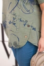 Damen-Baumwollbluse Plus-Size mit kurzen Ärmeln und Tasche khaki