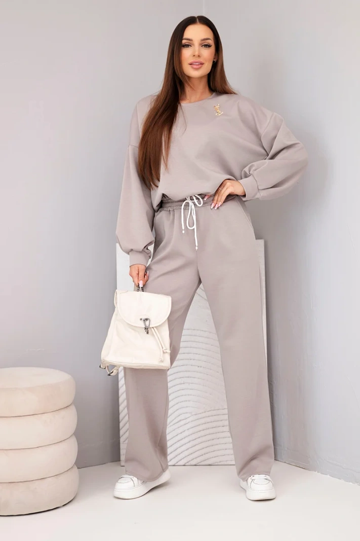 Damenanzug Butterbluse mit Brosche und geraden Hosen fango