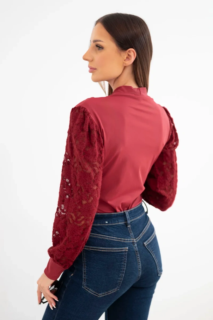 Damenbody Wickelshirt mit Spitzenärmeln bordowa