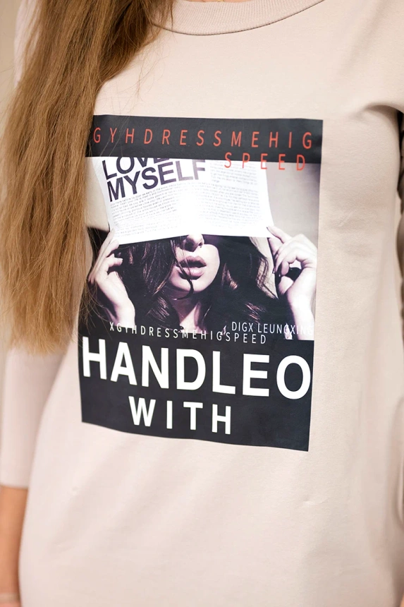 Griff mit beigefarbenem Printkleid