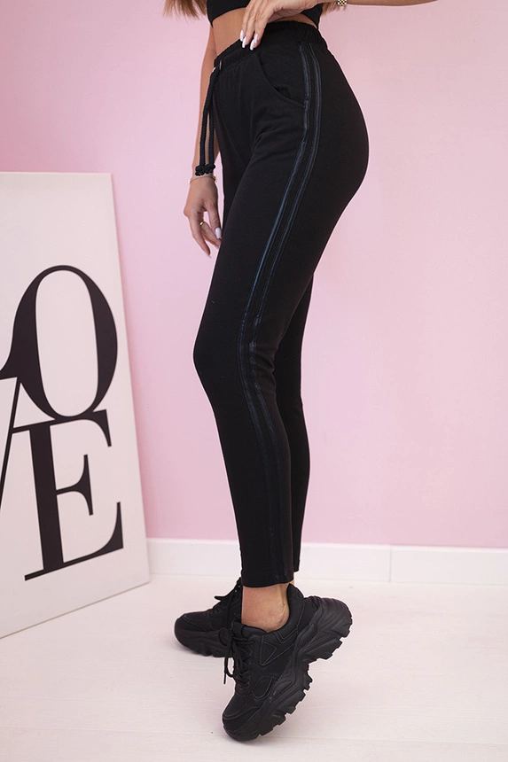 Women's sweatpants with stripes and a tie at the waist black