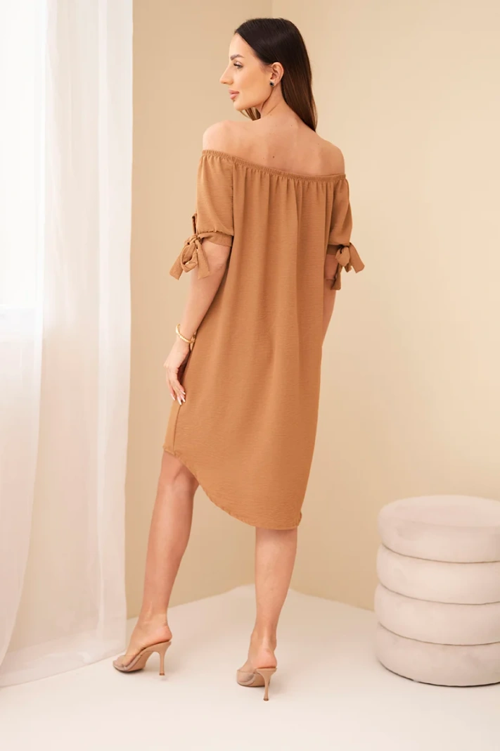 Dress tied on the sleeves camel