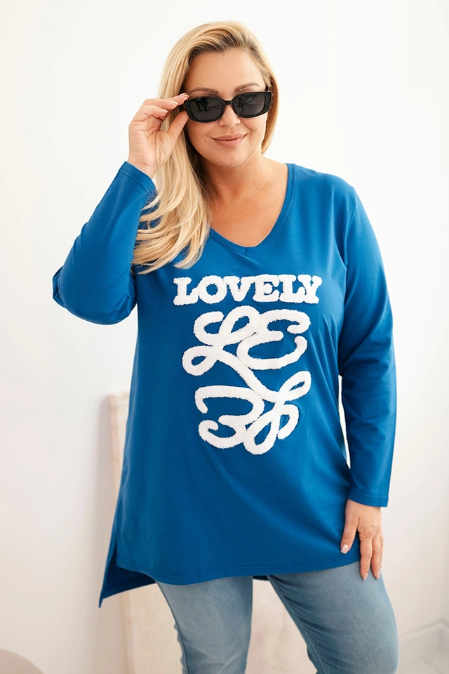 Bluzka damska Plus Size bawełniana z napisem i dekoltem V chabrowa