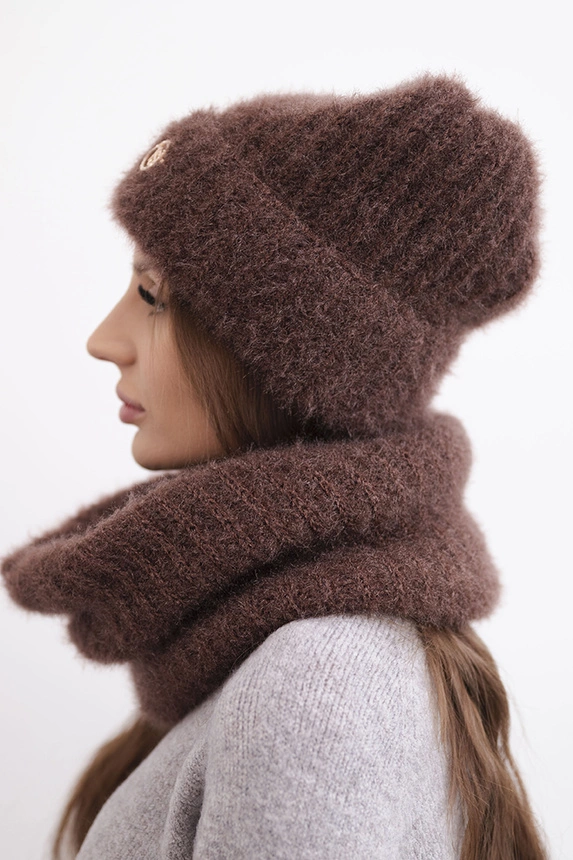 Damen-Set Mütze und Schal winterlich flauschig mit dekorativem Emblem schwarz