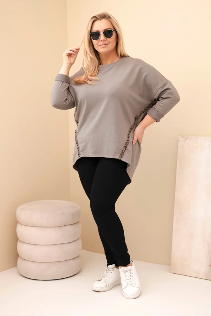 Damenbluse Plus Size aus Baumwolle mit hochgekrempelten Ärmeln und einem Einsatz in Leopardenmuster fango